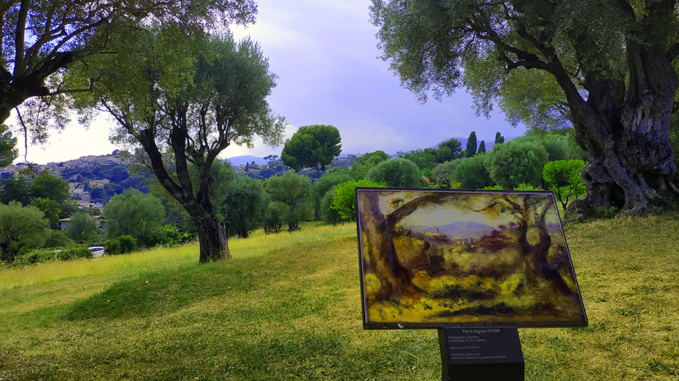 Dans le jardin des Collettes, on peut admirer des toiles devant leur décor original. Photo (c) Serge Gloumeaud