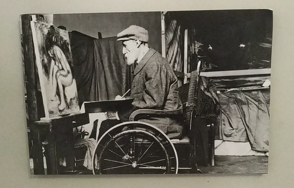 De nombreuses photos sont exposées, montrant notamment Renoir dans son atelier des Collettes. Photo (c) Serge Gloumeaud