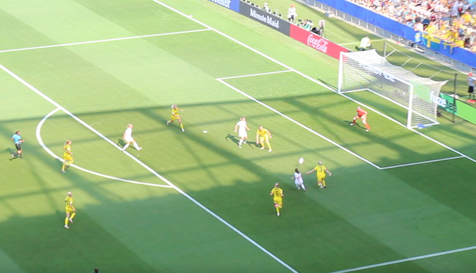 Sur cette action, l'Angleterre réduit le score... en vain. Photo (c) Serge Gloumeaud
