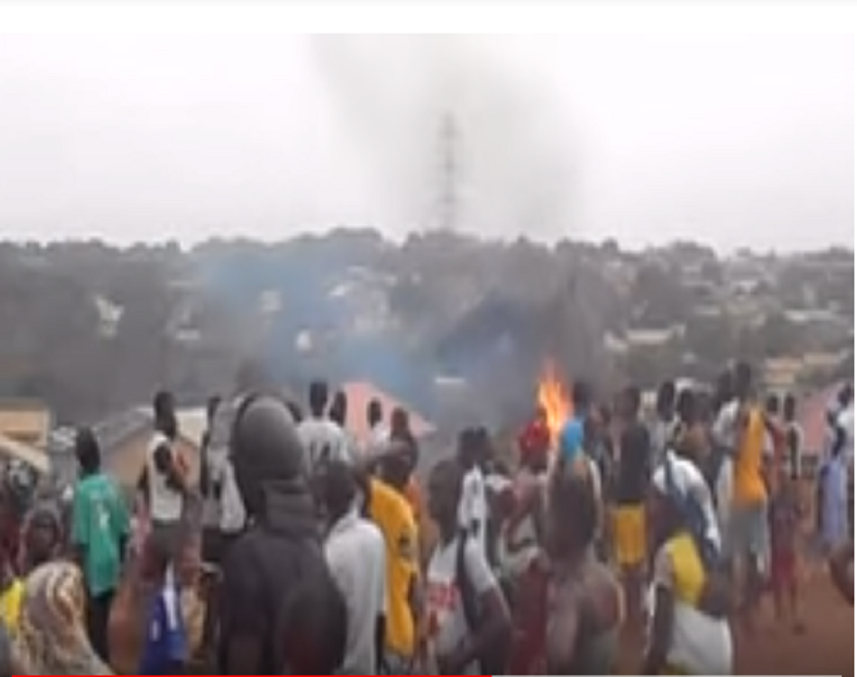 "Révolte des citoyens contre un féticheur accusé de sacrifice humain à Dubréka", en 2016. Capture vidéo GuineeMatin