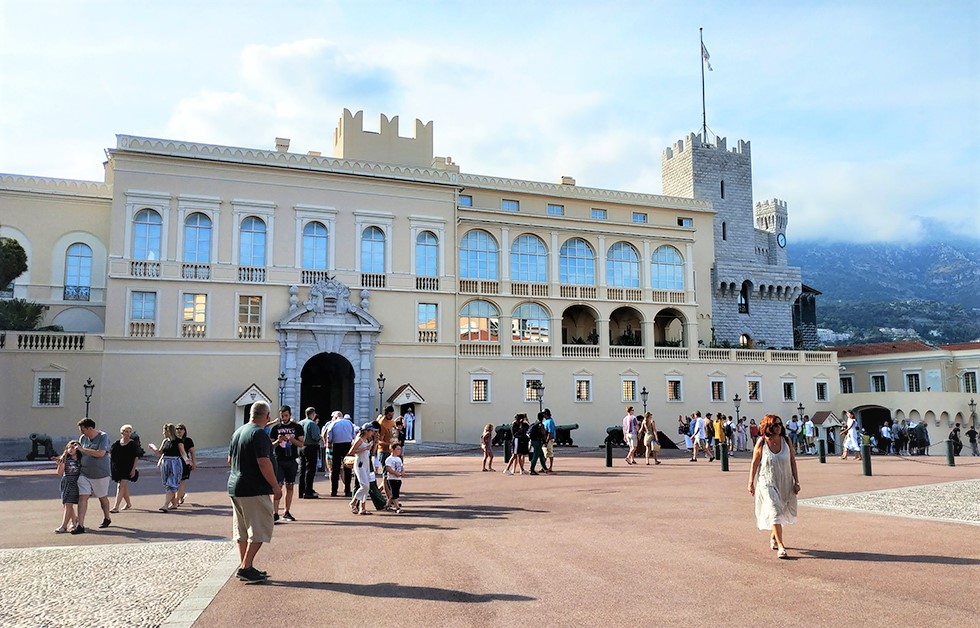 La place du Palais et les fenêtres derrière lesquelles se cachent les Grands Appartements. Photo (c) Serge Gloumeaud