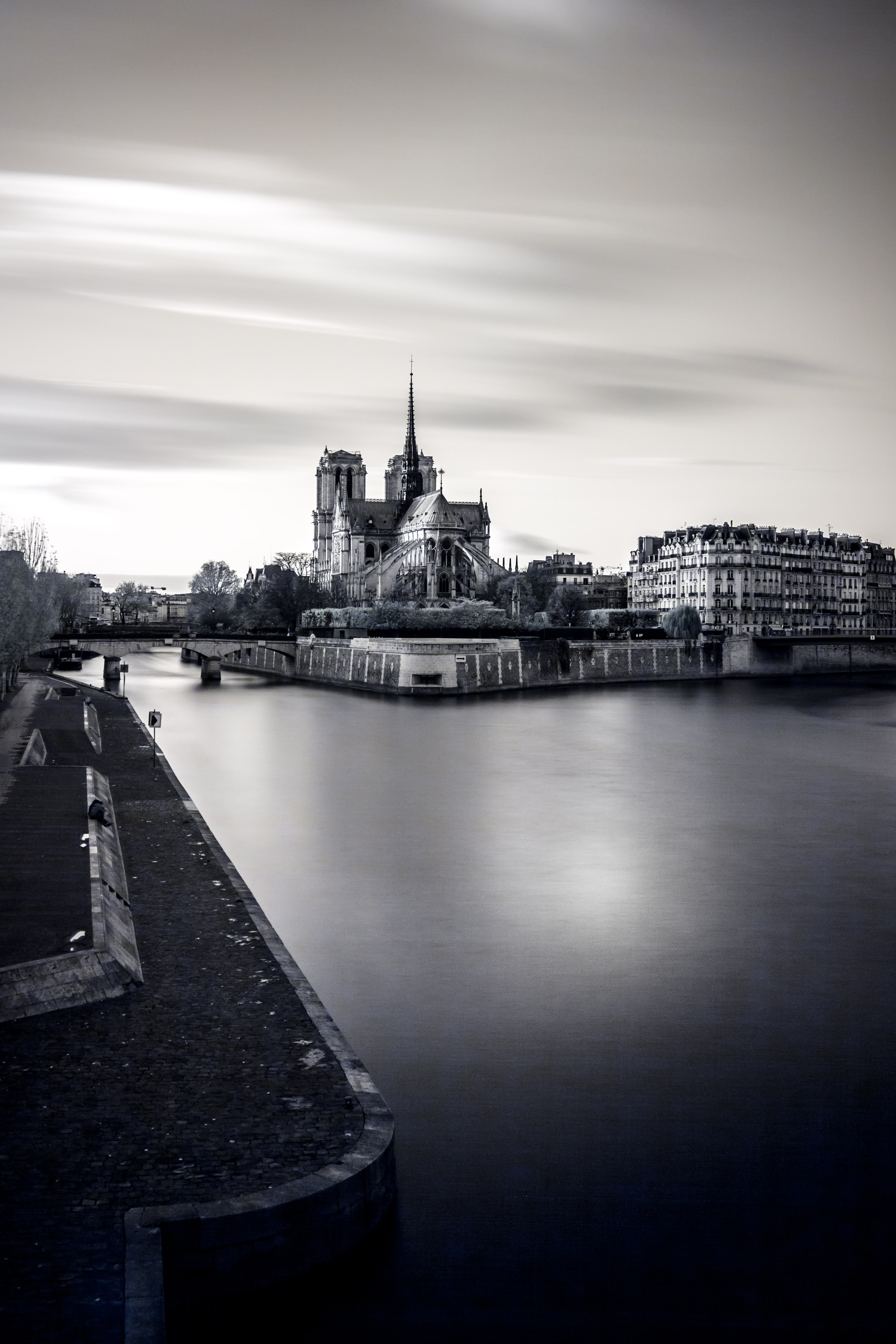 "Seulement 9% des promesses de dons versés à la cathédrale de Paris." unsplash.com © @_ananas_