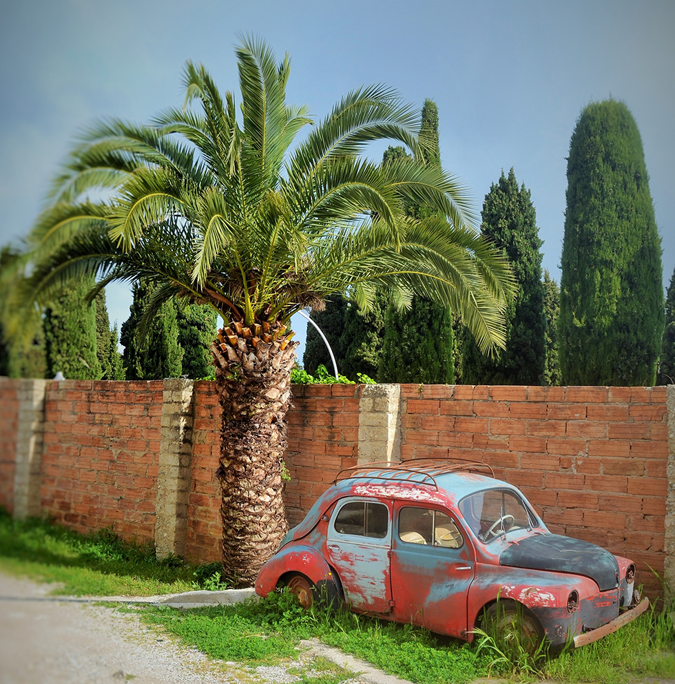 Ici et là, les studios ont conservé les vestiges de tournages passés. Photo (c) Olivier Strecker