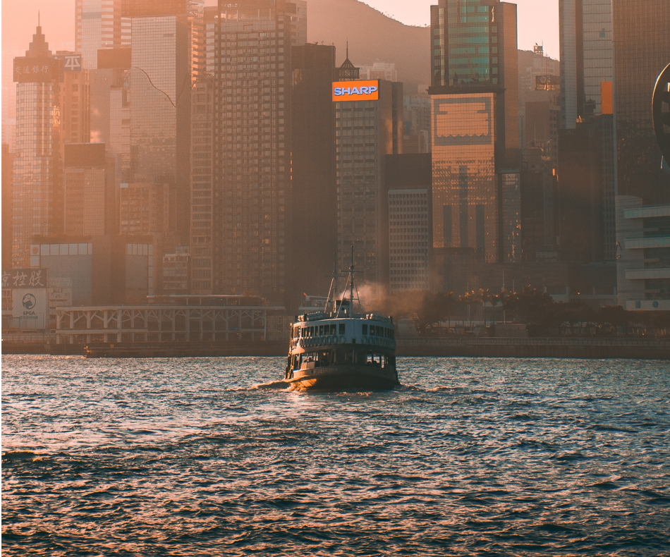 Lever de soleil sur la Baie de Hong Kong. Le terrain escarpé de la péninsule oblige 90% de la population à se concentrer sur 15% du terrain, favorisant ainsi la construction de gratte-ciels parmi les plus hauts de la planètre. / (c) Unsplash