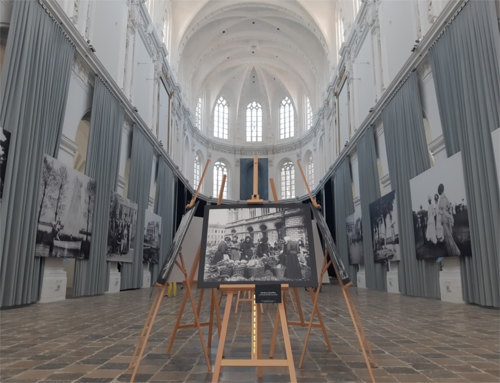 "Une quarantaine de photographies y ont été choisies, parmi les mieux conservées, pour représenter la ville de Saint-Omer et ses environs, au début du XXe siècle." (c) Ophélie Duriez