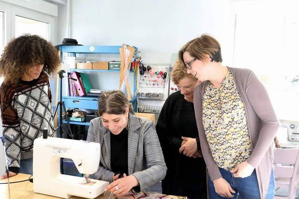 La séance de couture se déroule dans la joie et bonne humeur (c) L'atelier de Kéysha Création.