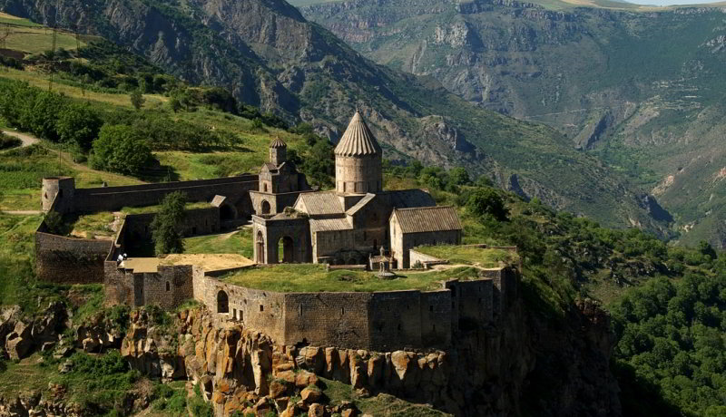 Photo crédit Eva Hunanyan, Monastère de Tatev, l'Arménie, construit entre le Xe et le XIIIe siècles