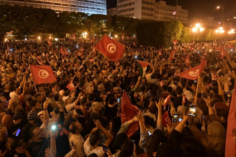 A l'annonce des résultats, des milliers de personnes se sont rassemblées dans les rues pour fêter la victoire de Kais Saïed Crédit photo : afp.com - Fethi Belaid