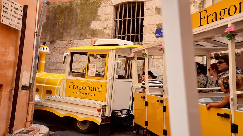 Le petit train Fragonard fait une visite touristique commentée de la ville de Grasse et de sa parfumerie. Crédit photo: CC0 - public domain