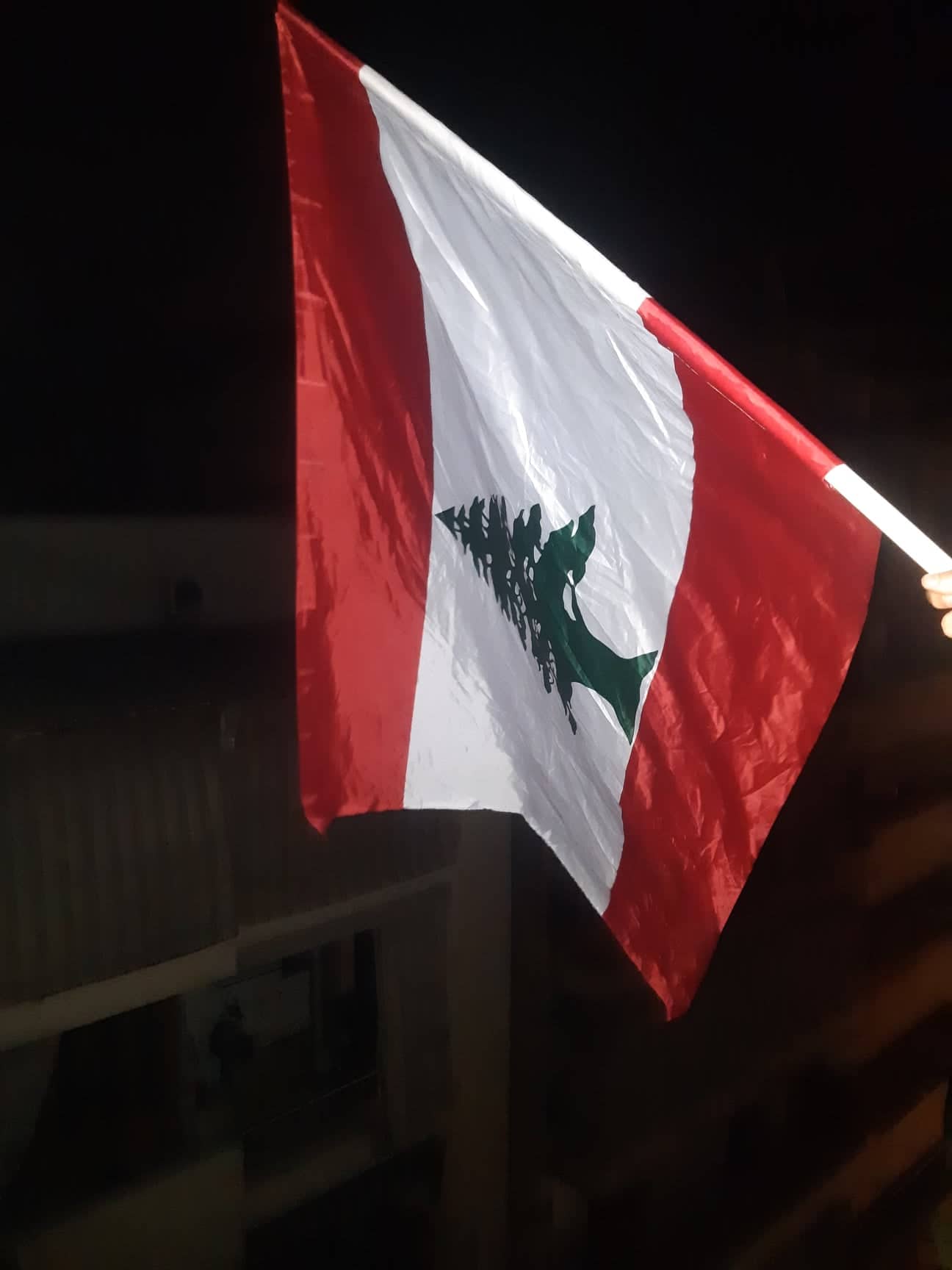 Dans toutes les rues du pays, c'est le drapeau libanais qui flotte, aucun autre drapeau n'est toléré car cette fois ci le peuple est uni. Les Libanais de tout bords politiques et de toutes classes sociales sont les uns aux côtés des autres pour défendre un intérêt commun et réclamer une amélioration des conditions de vie. Crédit photo CJ