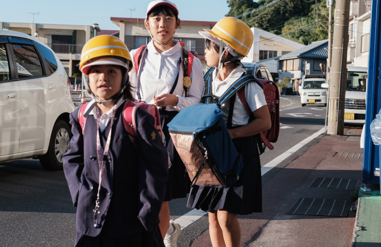 Des écolières protégées par des casques ©Florent Guérout