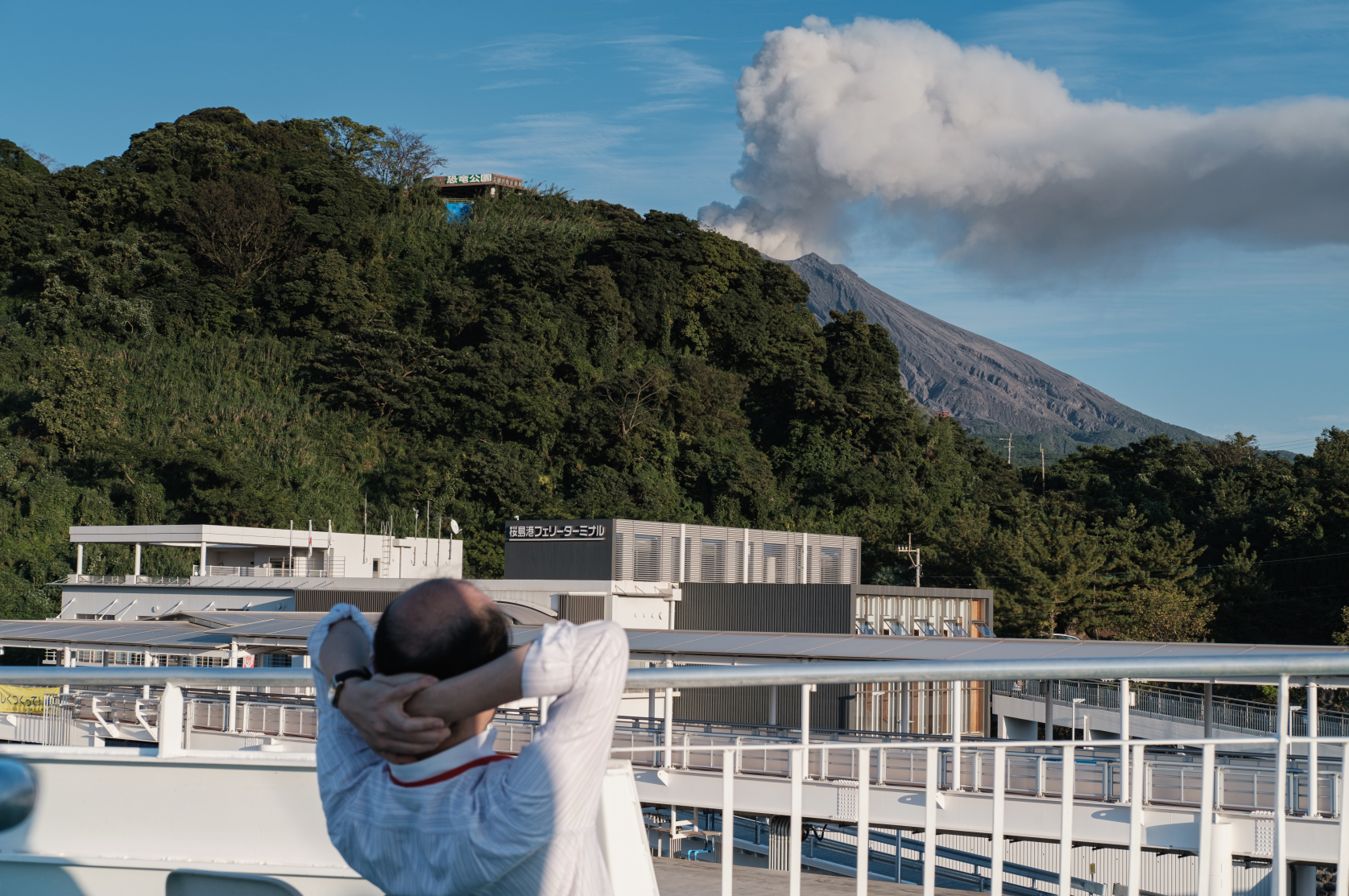 Un habitant observe tranquillement la fumée du volcan ©Florent Guérout