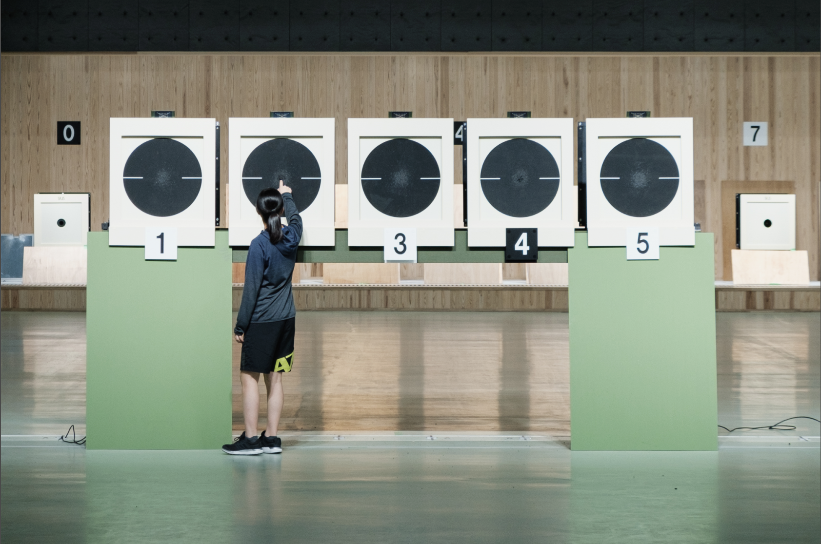 Aoi vérifie sa cible avant de passer au tir à 25 mètres ©Florent Guérout