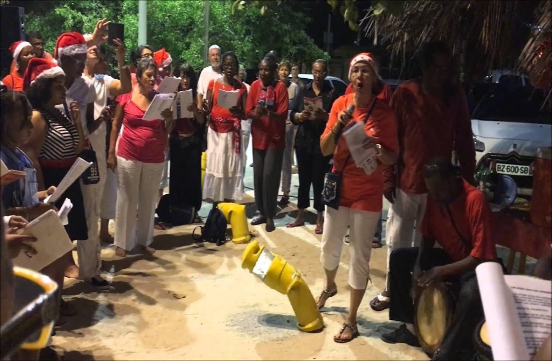 Le chanté nwel 2016 avec un groupe de touristes et de Guadeloupéens sur la plage de Sainte-Anne en Guadeloupe (c) Le verger de Sainte-Anne