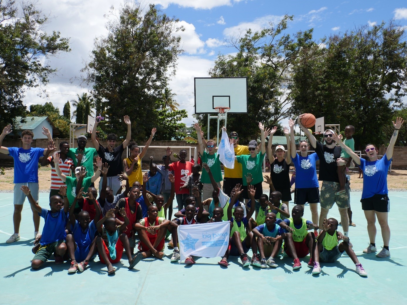 Grâce au soutien de l'ONG Sport Charity Mwenza, les jeunes Européens ont pu aller à la rencontre de publics différents. (c) BBB France