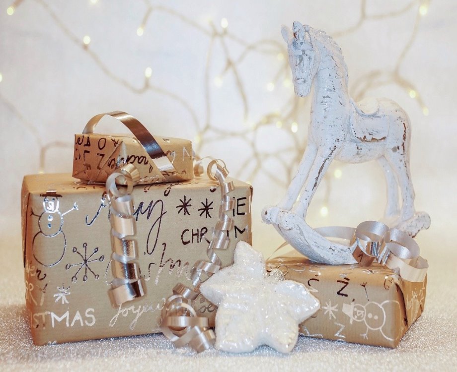 Noël un événement synonyme de cadeaux (c) Susanne Jutzeler de Pixabay