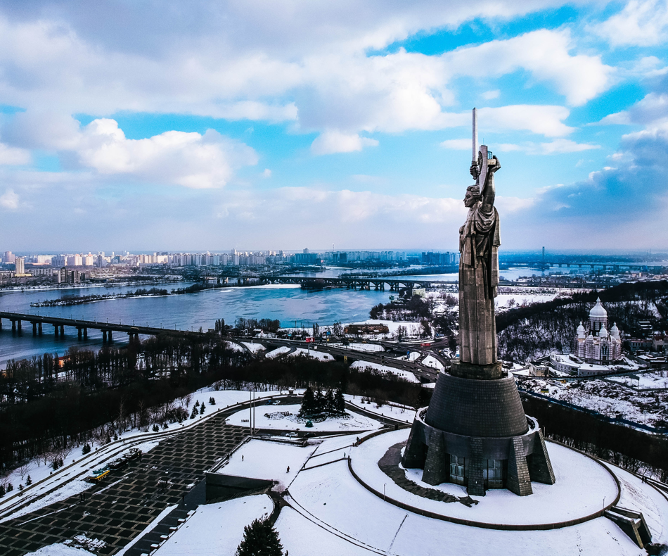 La statue de la Mère-Patrie, érigée en 1981, célèbre la version nationaliste de l'homme idéal soviétique / (c) Denys Rodionenko sur Unsplash