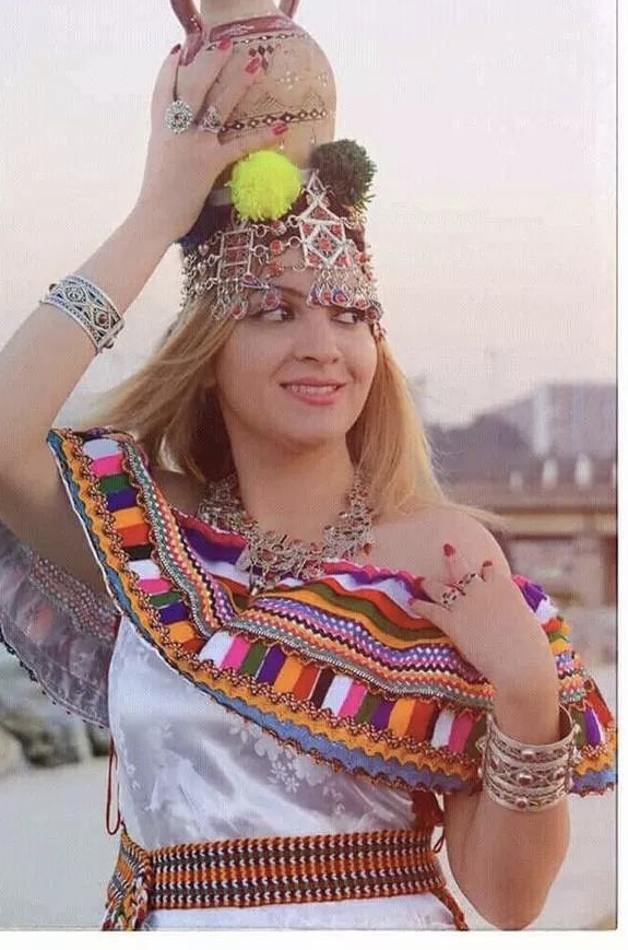 Tenue Traditionnelle Kabyle et bijoux de fabrication artisanale. (c) Biba Bilal.