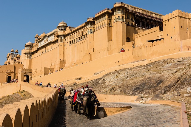 Vue sur la forteresse Amber Fort, située à quelques km de Jaipur. Crédit photo: Pixabay/ D Mz