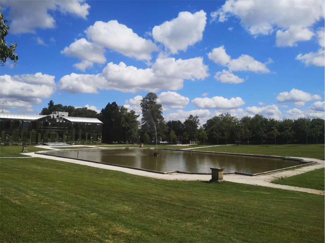Vue latérale du bassin et du château, centre d'exposition d'art contemporain en plein coeur du Parc Culturel de Rentilly / (c) E.V.