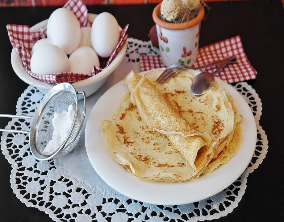 Chaque année, à l'occasion de la Chandeleur le 2 février, des familles se réunissent pour manger des crêpes (c) Rita/pixabay