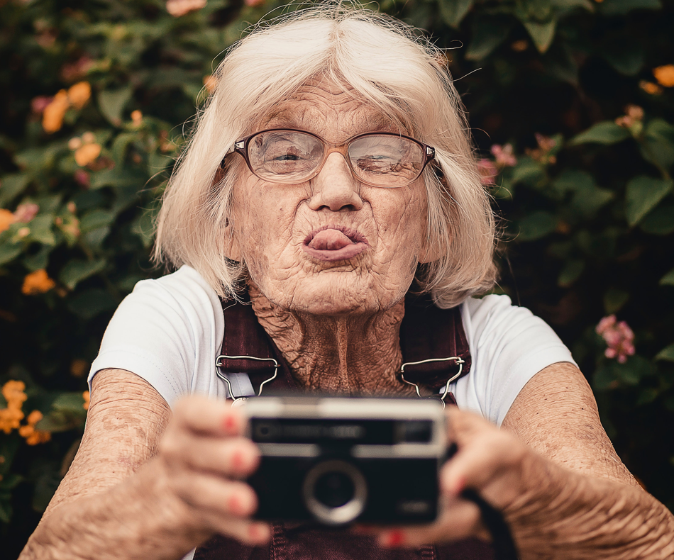 Favoriser la singularité de l'individu au détriment de l'âge, par un selfie, par exemple ? / ©  Photo de Edu Carvalho sur Pexels