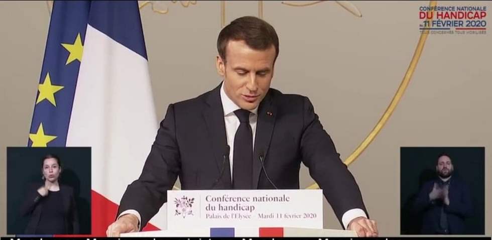 Quinze ans après l’adoption de la loi Chirac, une loi majeure pour les personnes handicapées, Emmanuel Macron s’empare du sujet lors de la Conférence nationale du handicap qui s'est tenue le 11 février à l’Élysée © capture d'écran Youtube CNH de l'Élysée