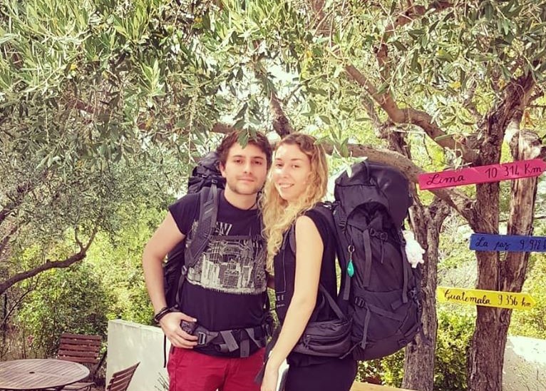 Théo et Isabelle lors du grand départ pour leur voyage (c) Nose on the road