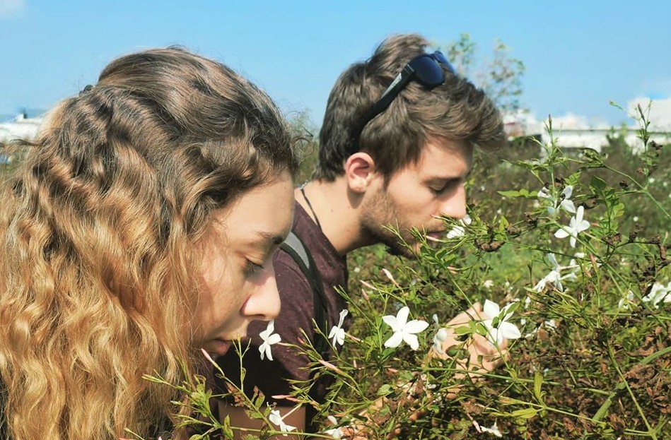 Le couple de voyageurs découvrant le jasmin grandiflorum, en Inde (c) Nose on the road