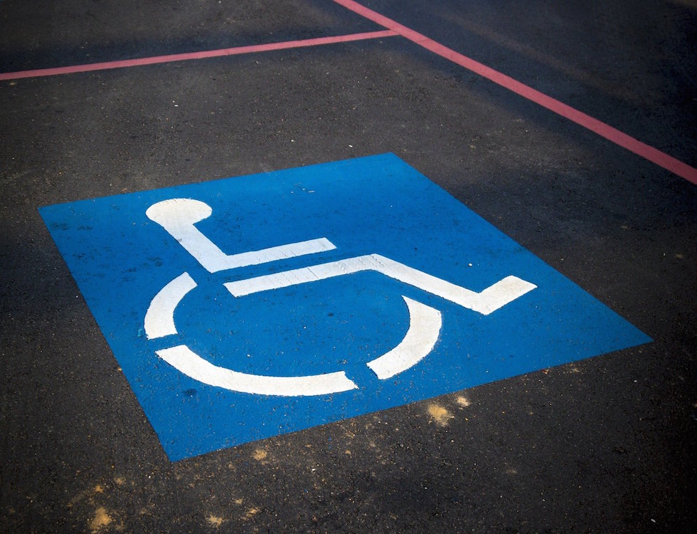 Place de stationnement pour handicapés © AbsolutVision, Pixabay