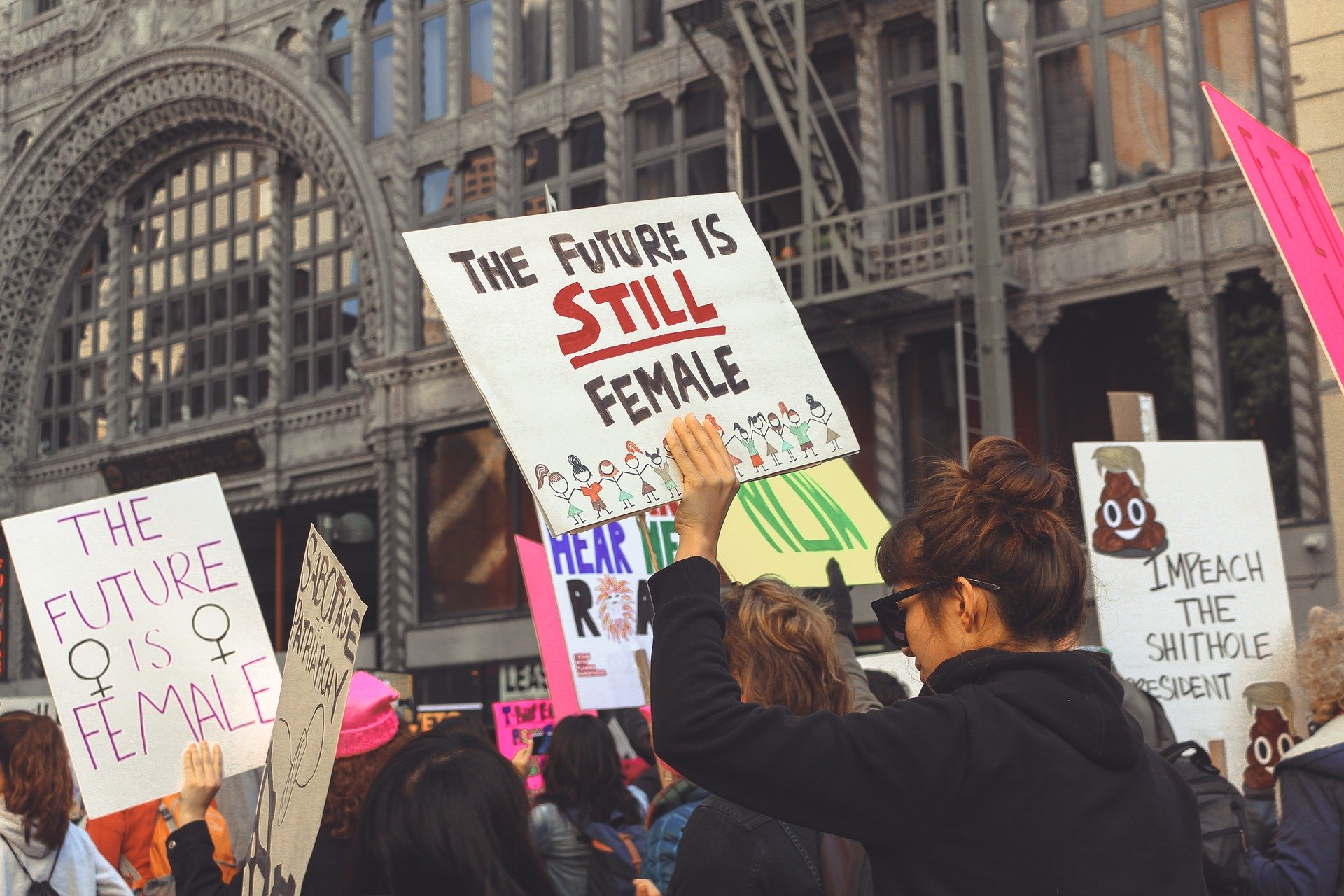 Photographie d'une manifestation féministe aux Etats-Unis en mars 2018. Image par miawicks9 de Pixabay