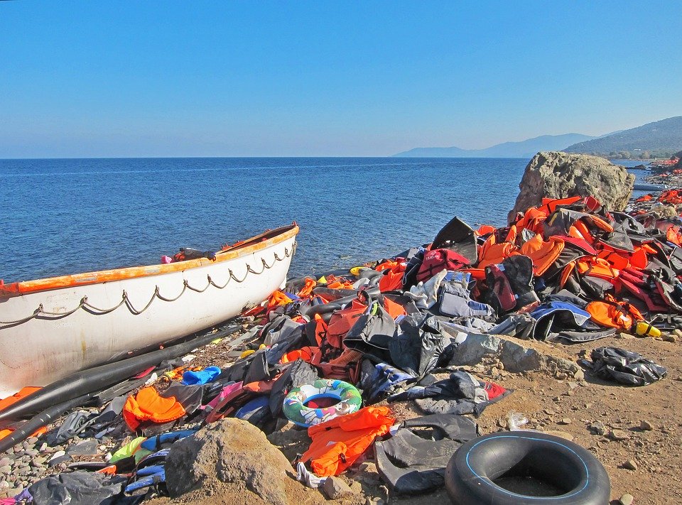 Beaucoup de migrants tentent la voie maritime et parviennent jusqu’aux îles grecques proches de la terre turque. (c) Pixabay.