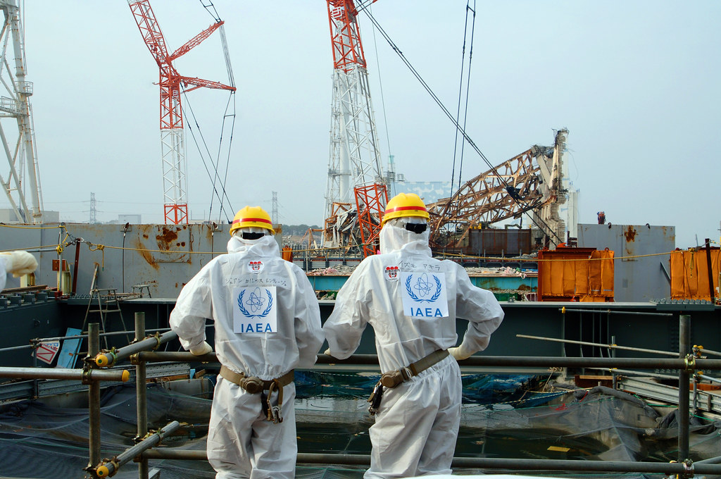 Deux ouvriers devant la centrale nucléaire Fukushima-Daiichi (c) Greg Webb / IAEA