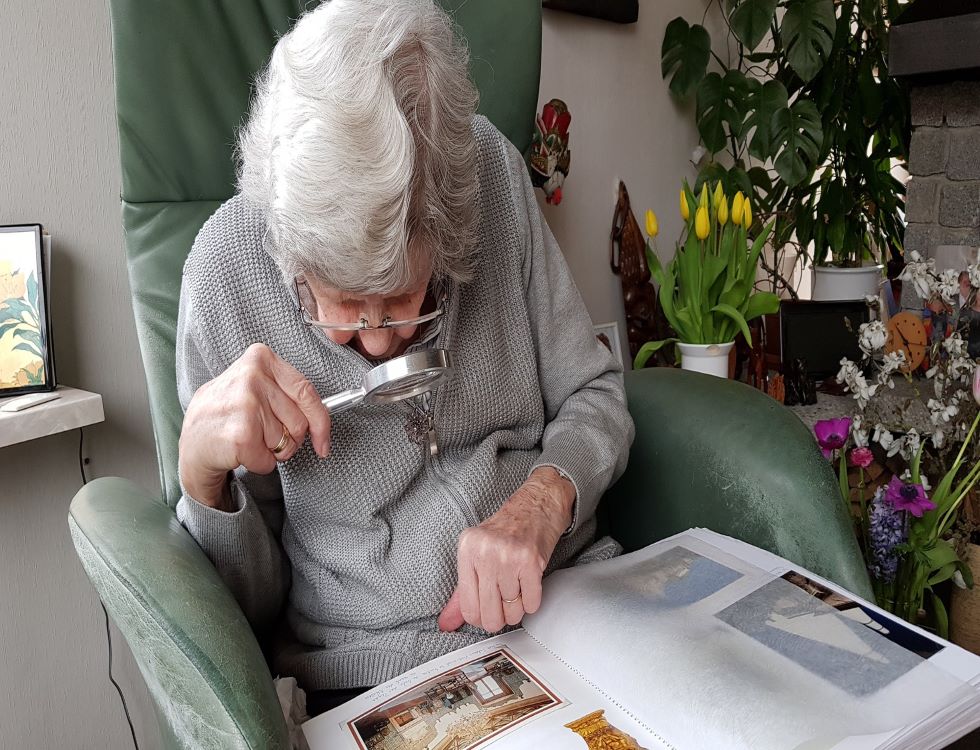Une personne âgée en pleine lecture dans une maison de retraite (C) Aline Dassel, Pixabay