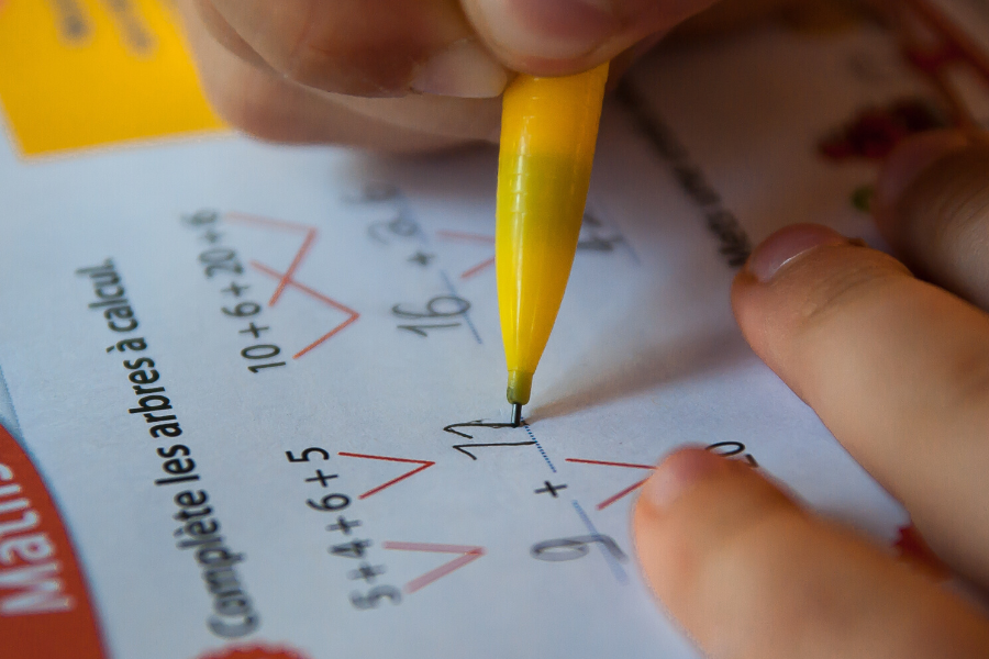 Le cours de mathématiques, prévu pour deux heures, se termine ...en quinze minutes. (c) Canva.