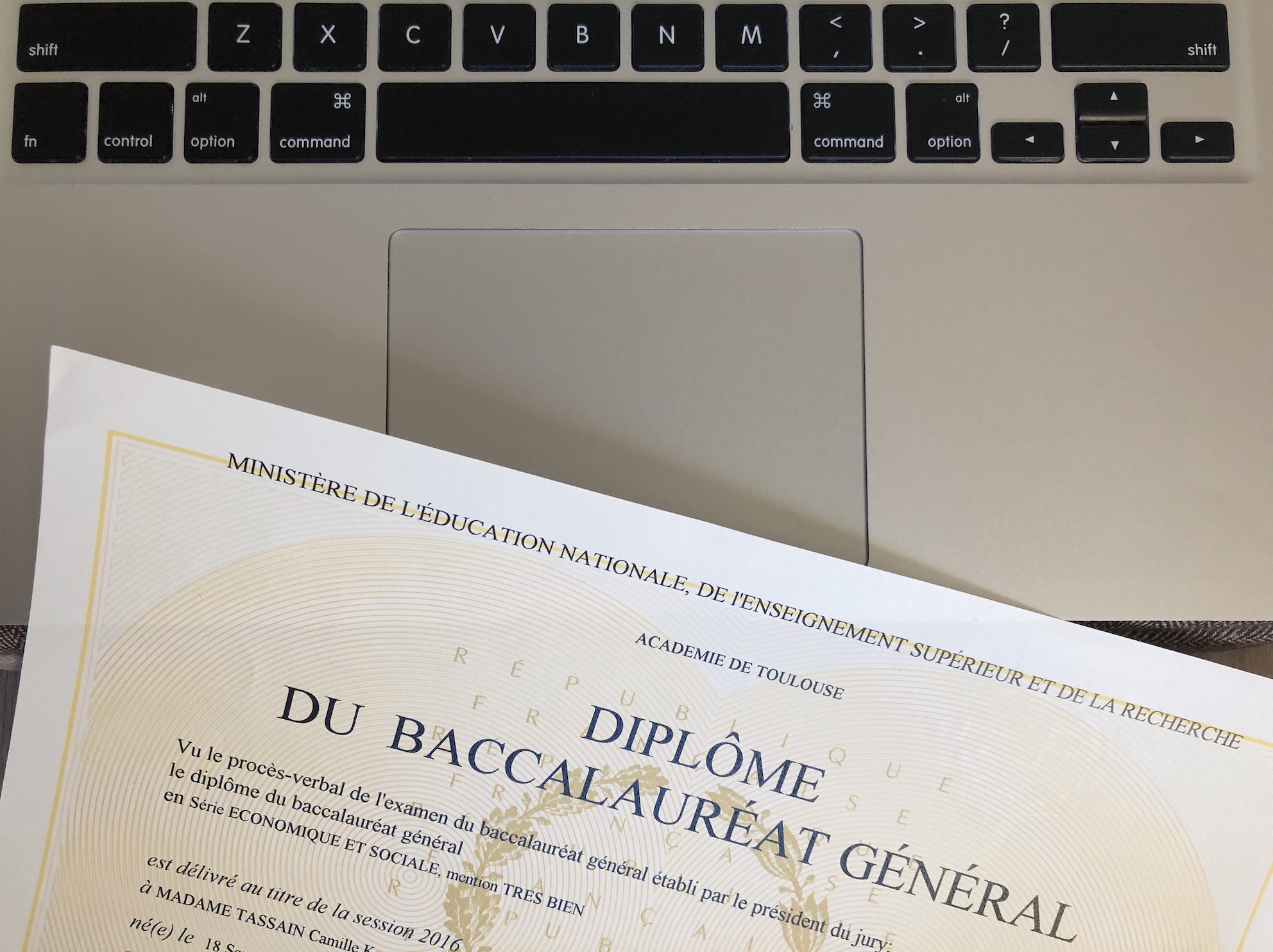 L'ordinateur est devenu une clé de voûte de la continuité pédagogique, parfois difficile à suivre pour ces lycén-ne-s qui redoutent les conséquences de ce baccalauréat admis sur la base du contrôle continu. (c)Camille Tassain