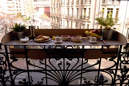 Le Baracood s’adapte aux mains courantes, aux garde-corps de balcon, de terrasse ou de fenêtre, et permet de les aménager en petit coin repas. ©Joaquim Vidal
