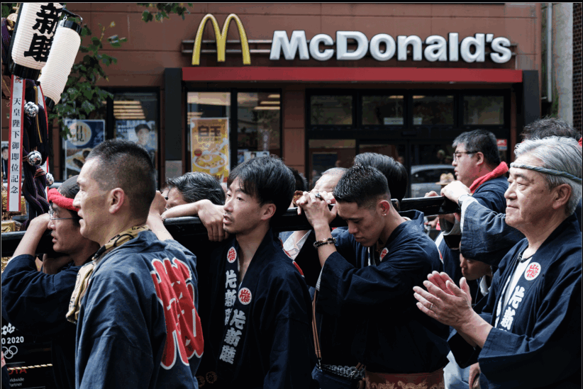 Afin d'éviter les risques supplémentaires d'infection, McDonald's décide de renforcer les mesures de sécurité pour le personnel et les clients. ©Florent Guérout