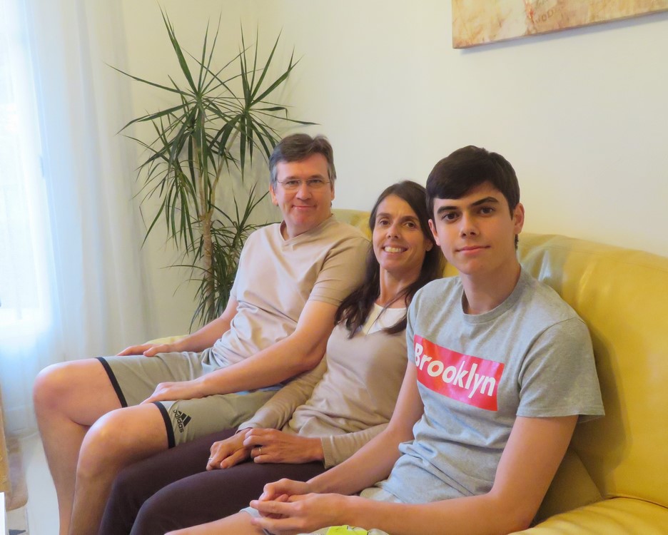 De gauche à droite : Serge, référent réglementaire Pôle emploi, Nathalie, secrétaire médicale et leur fils Nicolas, en classe de terminale. Ils sont tous les trois confinés dans leur appartement à Villeneuve-Loubet © SG