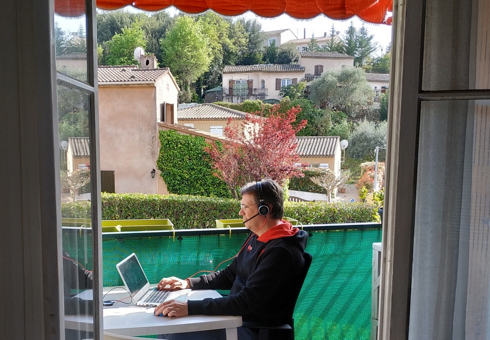 Serge ne néglige pas l'avantage de télétravailler depuis son balcon © NG