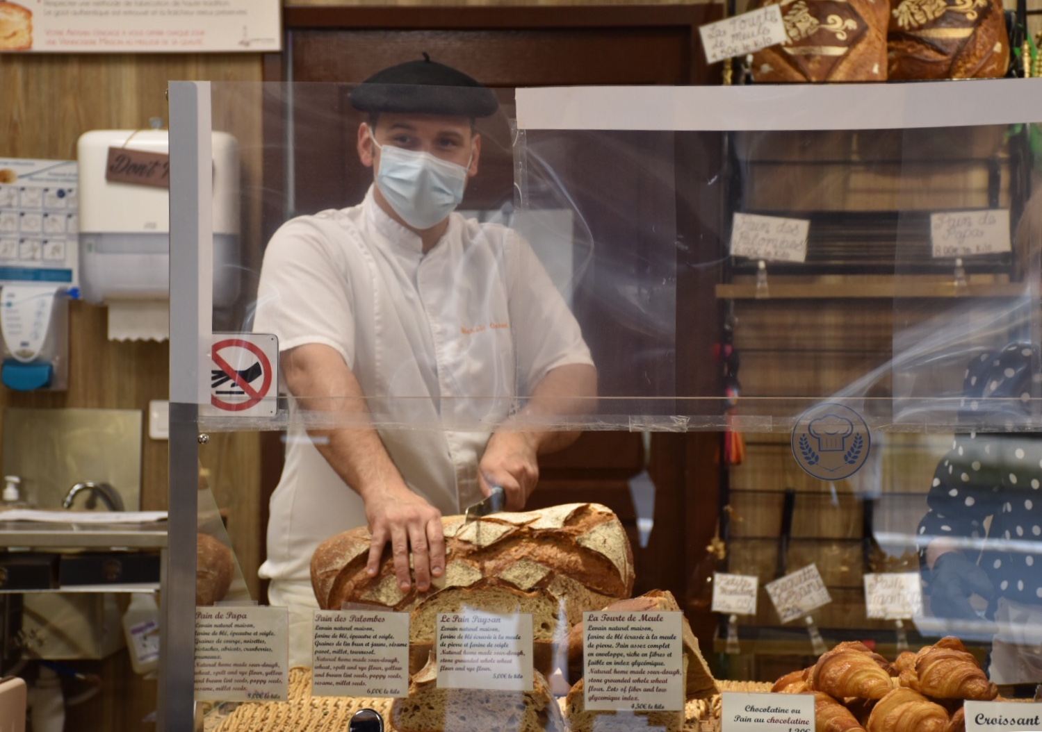 Mickaël Ossard a réaménagé sa boulangerie pour prévenir tout risque de contamination. Photo © Audrey Gleonec
