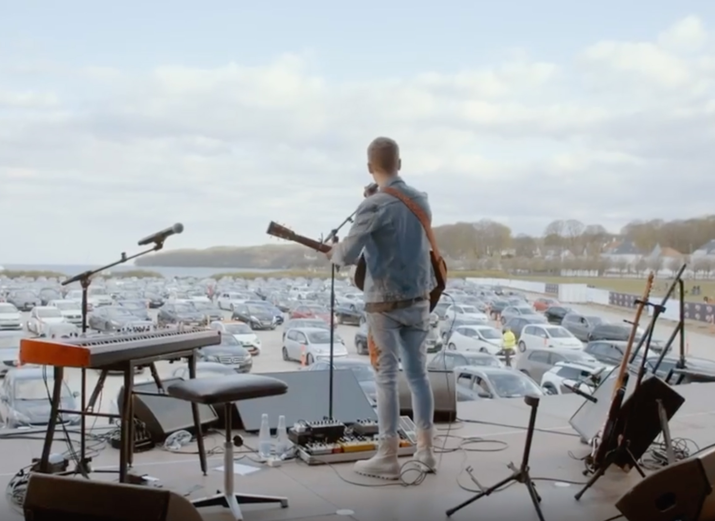 Les concerts en drive-in sont une alternative originale à la distanciation sociale - capture d'écran / (c) Instagram Mads Langer