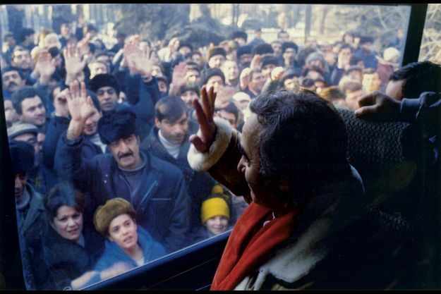 Charles Aznavour à Gumri, 3 mois après le séisme (c) de l'archive de la TV publique d'Arménie