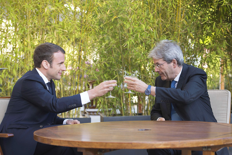 Emmanuel Macron et le commissaire européen Paolo Gentiloni (c)  Palazzochigi sur Foter.com / CC BY-NC-SA