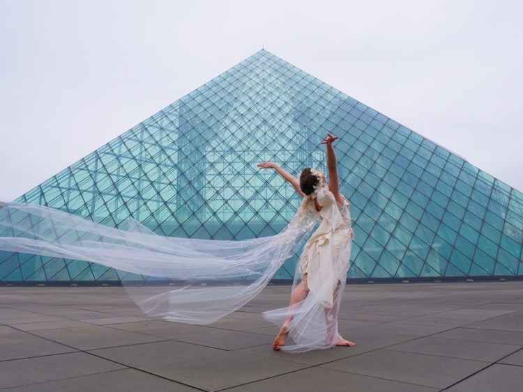 Kuriko Oikawa : dress inspired by Victoire de Samothrace . (C) Kuriko Oikawa.