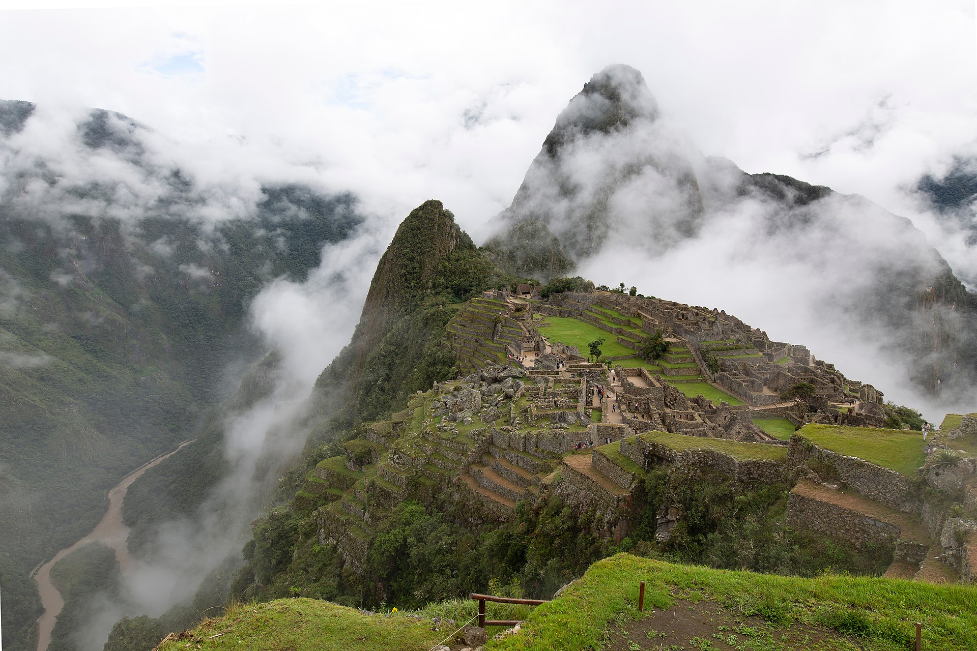 La brume, qui recouvre régulièrement les montagnes autour de Machu Picchu, a permis à la citadelle d’échapper aux regards pendant quatre siècles (c) DR