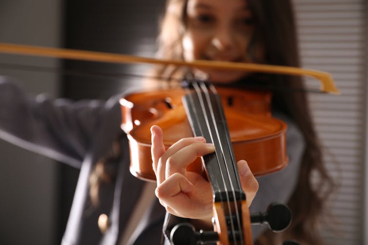 Les intervenants attendent que les élèves travaillent leurs instruments hors des ateliers. Shutterstock