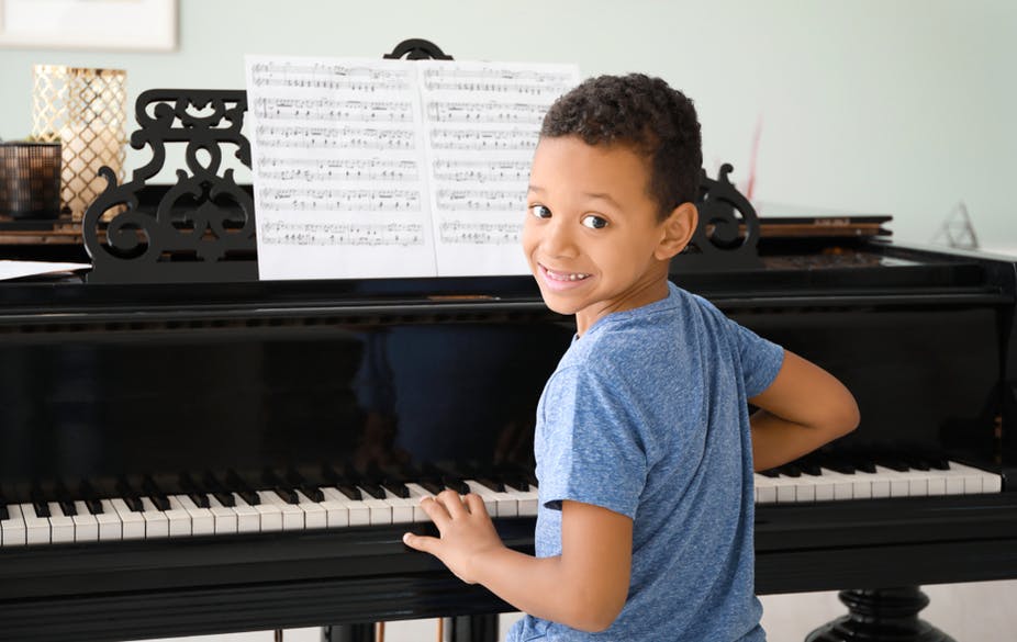 Apprendre à identifier les notes et symboles musicaux renforce le lien entre signes et sons, qui sera crucial pour aborder la lecture. Shutterstock