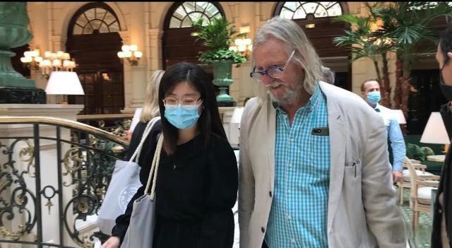 Raoult a accordé une interview à la journaliste Jing Shu. ( Photo de Liang Jiaming)