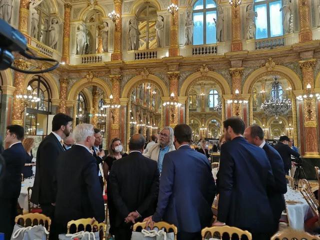 Raoult s'est entretenu avec des experts et des universitaires. ( Photo de Kong Fan)